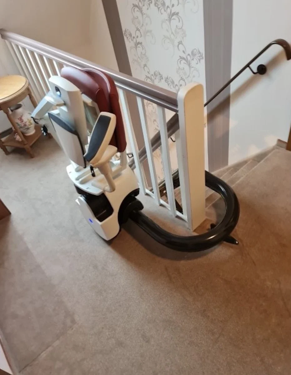 Treppenlift Hückelhoven am Geländer entlang